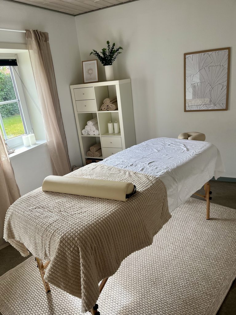 Massagebriks fra Klinik Silkestrøg, hvor kunderne får blid massage.